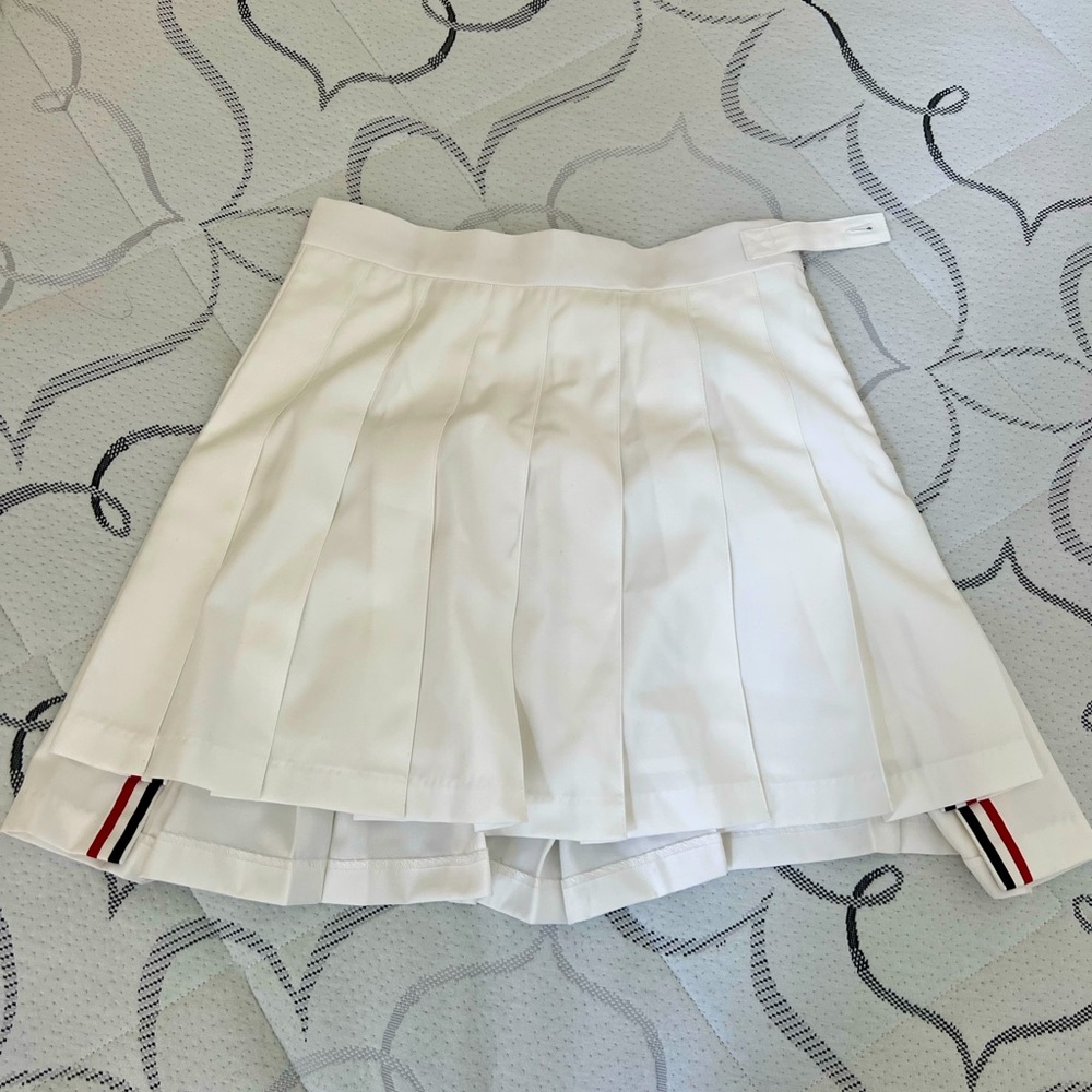 Striped pleated white skirt